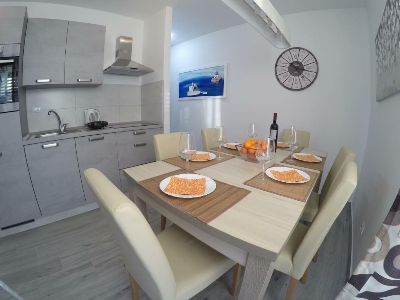 The Globetrotter'S Residence Kaštel Novi 外观 照片