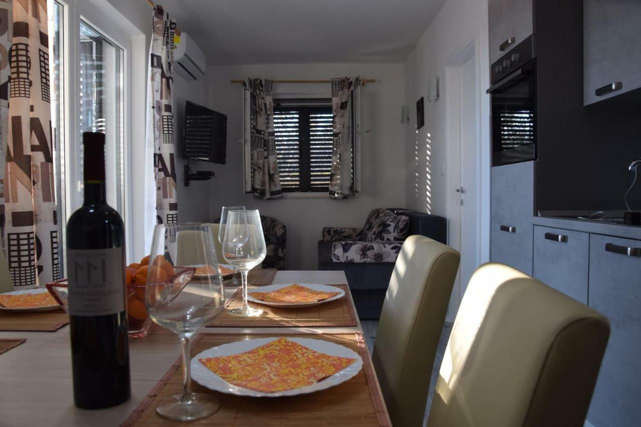 The Globetrotter'S Residence Kaštel Novi 外观 照片